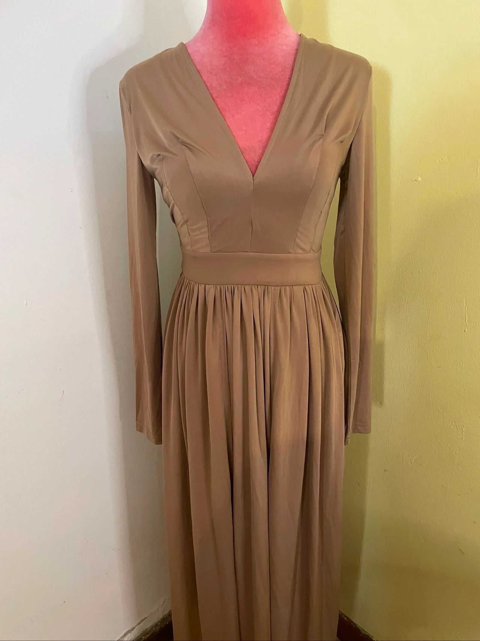 Vestido Longo Mocha Fluido - Decote V e Manga Comprida  – photo 3
